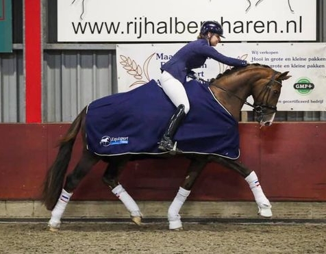 Roos van Schaik verkoopt toekomst talent aan Ashley Holzer